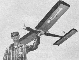 All About Air Modeling, Annual Edition 1962 Model Aviation - Sleek radio controlled 'pylon racer' uses 4-channel receiver-transmitter - Airplanes and Rockets